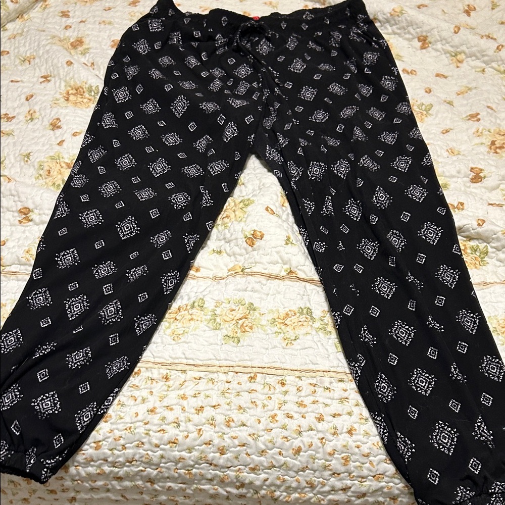 Black and White Patterned Pants 👖— GENTLY USED!
